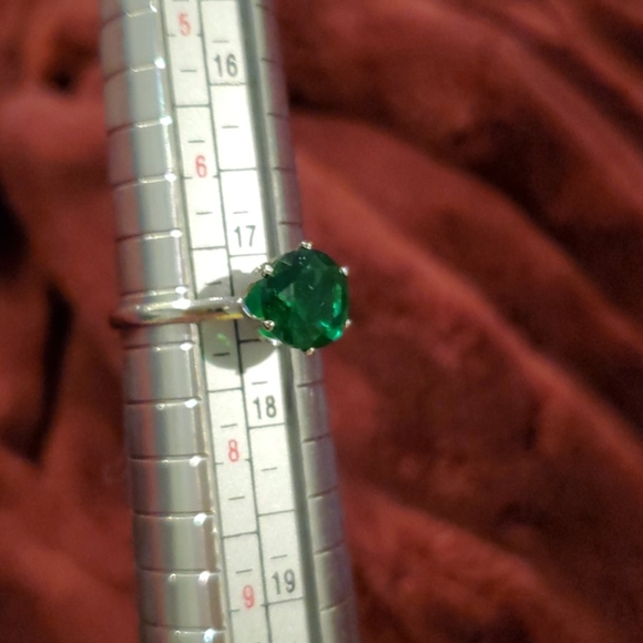 1.2 Carat AAA zirconia emerald birthstone ring - Picture 5 of 5